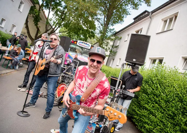 Eine Band spielt in der Wartburgstraße in Eving auf.