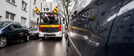 Ein Feuerwehrauto navigiert sich durch die engen und stark zugeparkten Straßen im Kreuzviertel