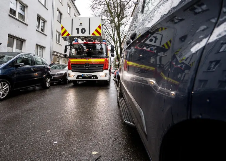Ein Feuerwehrauto navigiert sich durch die engen und stark zugeparkten Straßen im Kreuzviertel