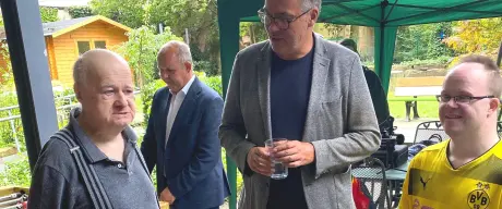 Oberbürgermeister auf einem Grillfest mit Menschen mit Beeinträchtigungen