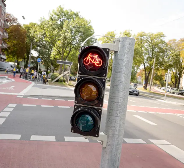 Kaum zu übersehen: Der rote Radweg am Wall in der Dortmunder City.