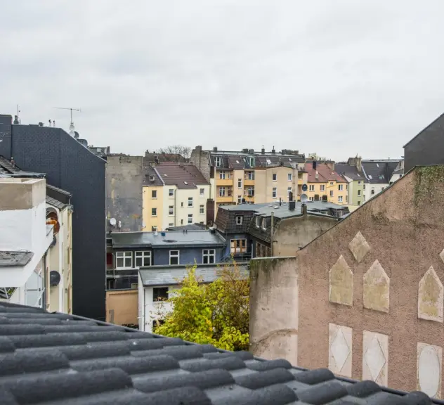Alle Wohnungen erhielten einen Balkon. Imposant ist vor allem der Ausblick von der Dachterrasse über die Dächer der Nordstadt.