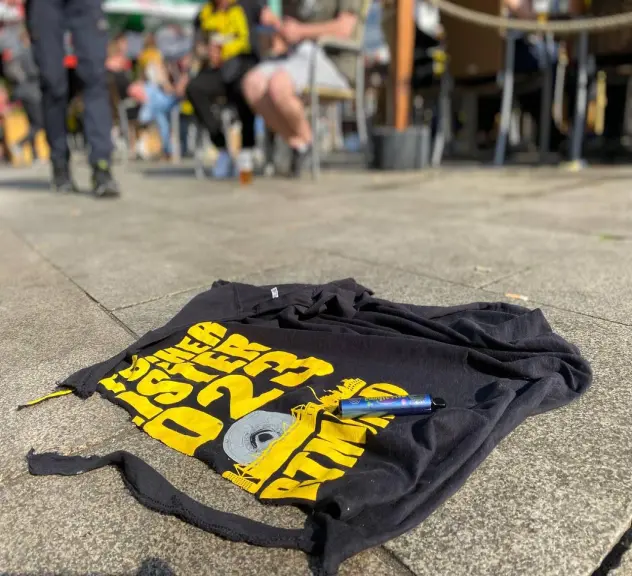 T-Shirt mit der Aufschrift Deutscher Meister 2023 Dortmund liegt zerrissen auf dem Boden auf dem Alten Markt in Dortmund.