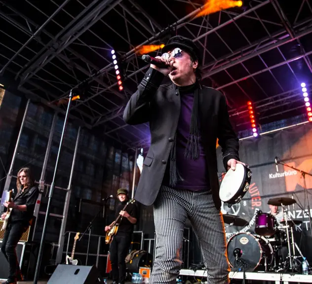 Die Band "Velvet Attack" rockt auf einer großen Open-Air-Bühne