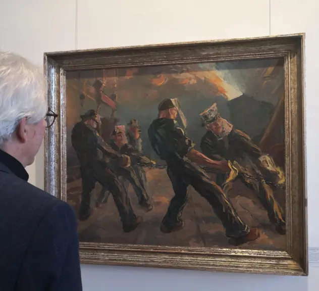 Ein Mann schaut auf das Gemälde "Thomaswerk" von Hermann Manskopf