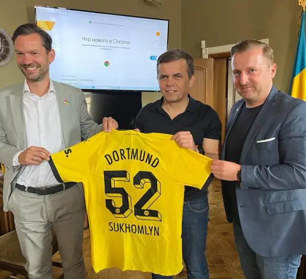 Zu sehen sind Dortmunder Vertreter und der Bürgermeister von Schytomyr (v.l.n.r.): Martin van der Pütten, Serhiy Sukhomlyn, Fabian Zeuch