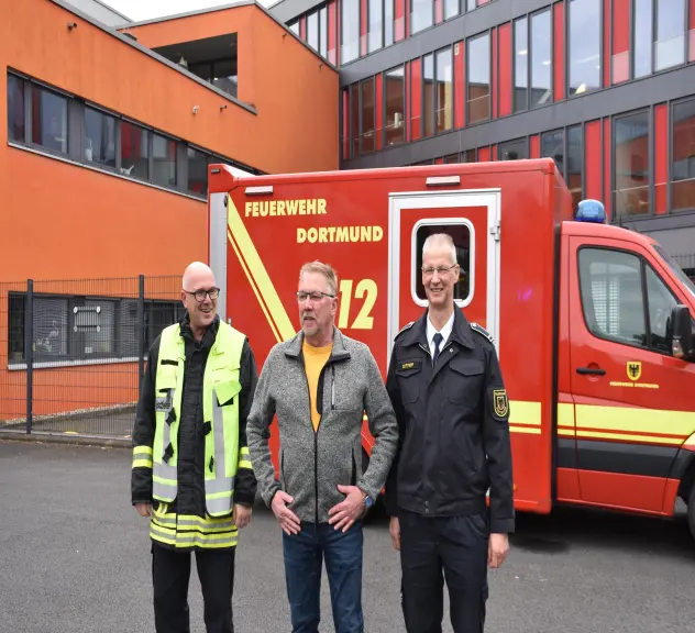 Hubert Erdhütter mit Feuerwehr Chef Dirk Aschenbrenner und Leiter Leitstelle Rainer Suttrop