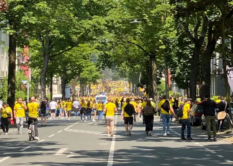 Fan-Marsch über die Lindemannstraße