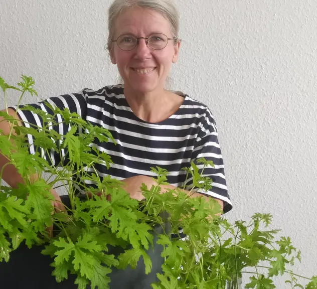 Seniorenbüro-Mitarbeiterin Annette Simmgen-Schmude mit "kühlenden Pflanzen".