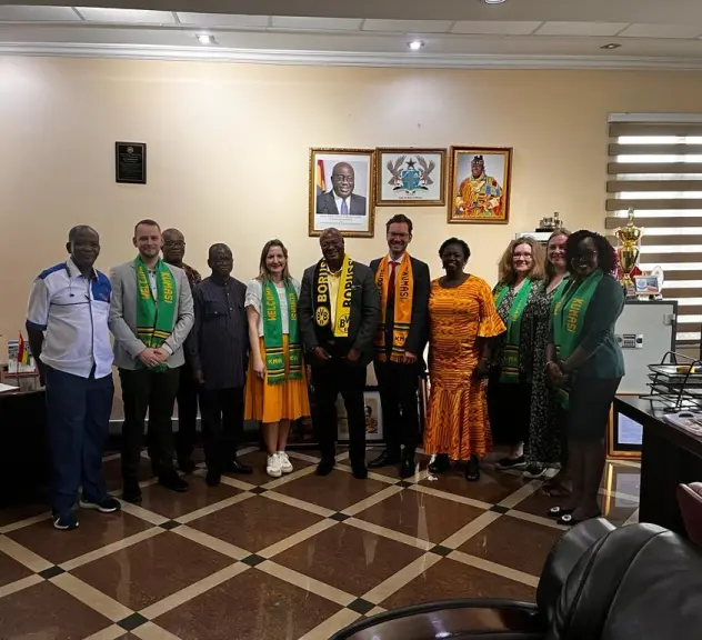 Empfang beim Mayor Sam Payne in Ghana. Mitarbeiter und Mitarbeiterinnen des Büros für Internationale Beziehungen treffen sich dort, um mögliche Kooperationen zu besprechen