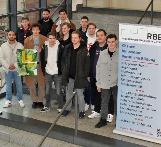 Einige der Teilnehmer*innen der Mittelstufen des Robert-Bosch-Berufskollegs und Lehrer Athanasios Papoulias (li).