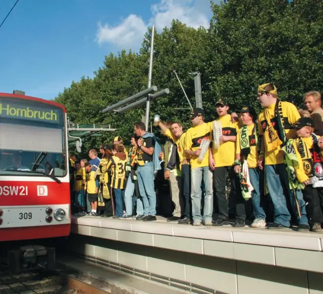 BVB-Fans steigen in Stadtbahn ein