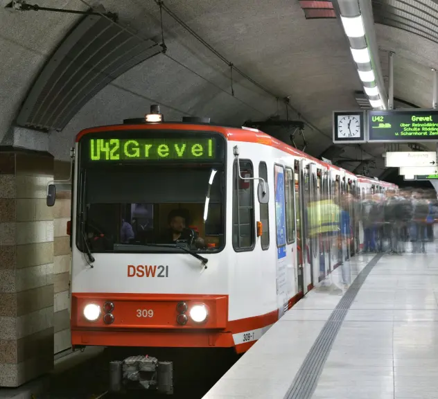 Stadtbahn U42 in Richtung Grevel.