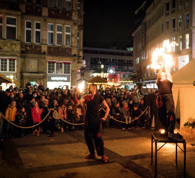 Bei Anbruch der Dunkelheit können sich die Besucher*innen des Hansemarktes auf Feuer-Shows freuen.