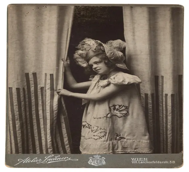 Angehängt ist das Porträt eines jungen Mädchens, Atelier Lackner Wien, Kabinettfotografie um 1900 Foto