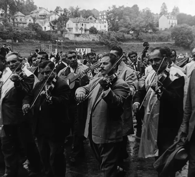 Fotografie von der Wallfahrt in Altenberg 1965, dem ersten großen Treffen der Überlebenden nach dem Völkermord.