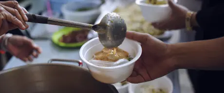 Suppe wird in eine Schüssel gegossen