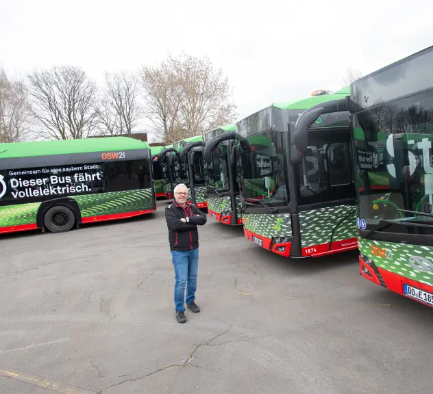 Karsten Werner (Leiter Busflotte) präsentiert die neuen Elektrobusse der DSW21.