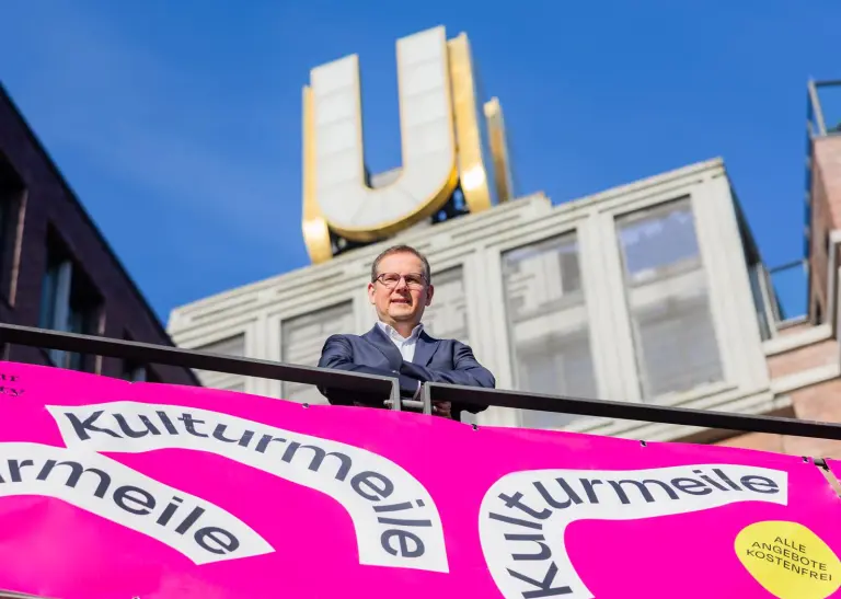 Direktor des Dortmunder U, Stefan Heitkemper, steht auf der Dachterrasse des Gebäudes