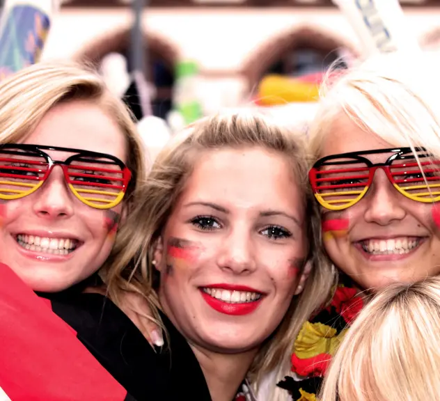 Drei Deutschland-Fans auf dem Friedensplatz