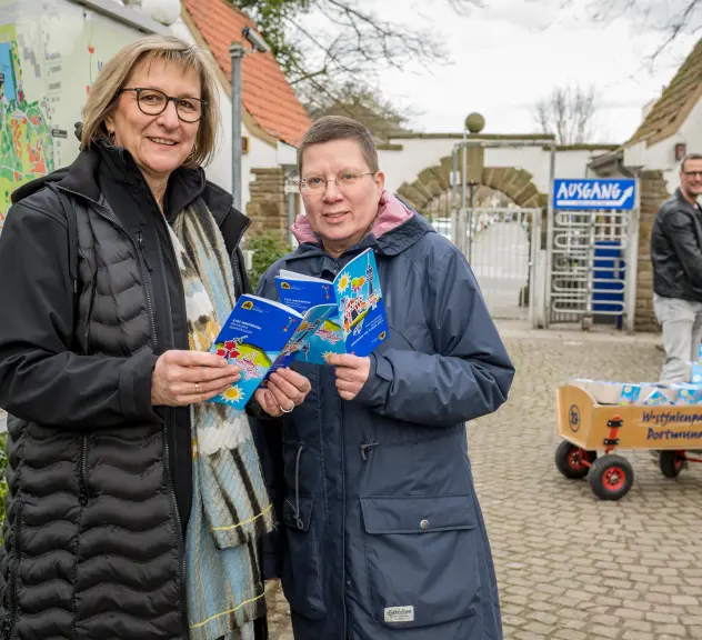 Stadträtin Birgit Zoerner nimmt die ersten Exemplare von dem Programmheft des Westfalenpark entgegen