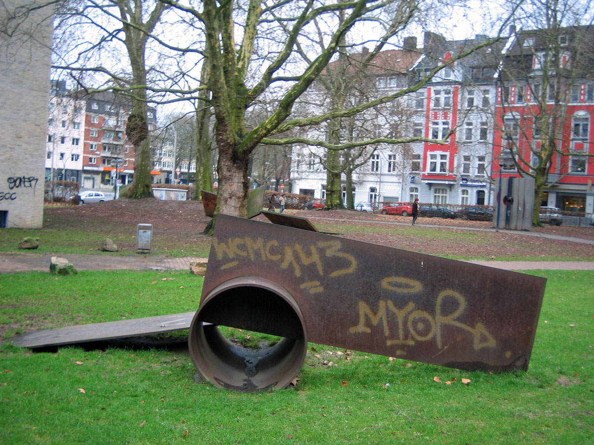 Liegende Zylinderskulptur II (Große Zylinderskulptur II)