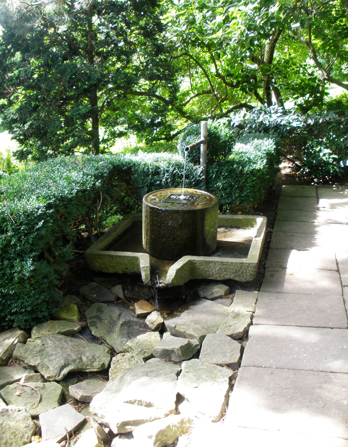 o. T. (Asiatischer Brunnen)