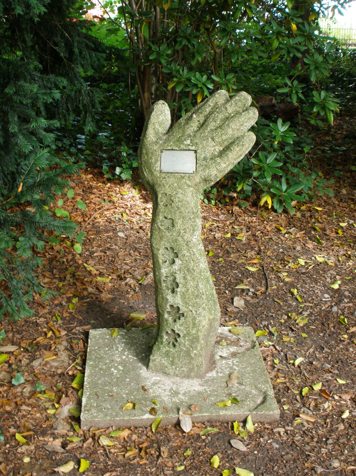 o. T. (Hand mit Blumenrelief)