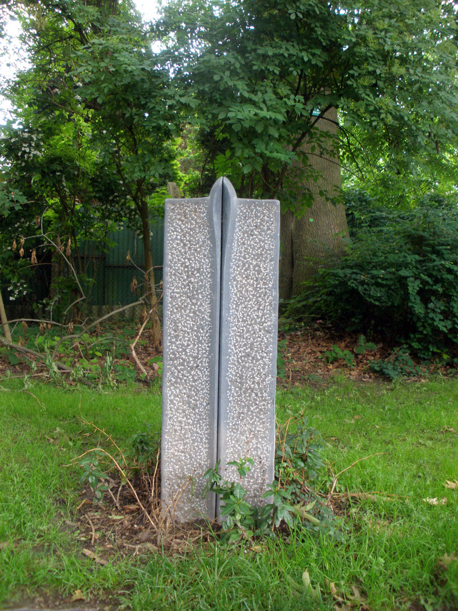 Blockhafter Körper, aus dem ein Korn keimt