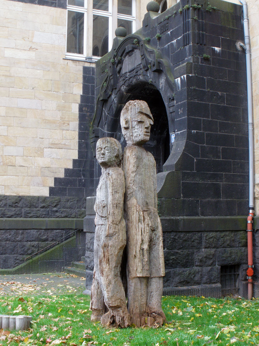 o. T. (drei Holzfiguren)