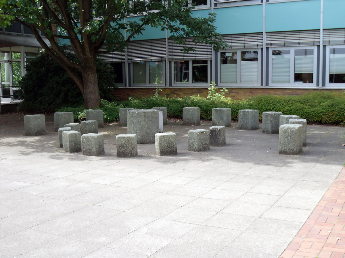 o. T. (Steinskulpturen, 23-teilig)