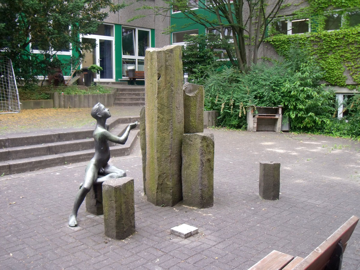 Nach Wasser greifender Junge 