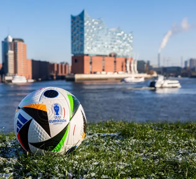 Der offizielle Spielball für die UEFA EURO 2024. Im Hintergrund ist die Elbphilharmonie zu sehen.