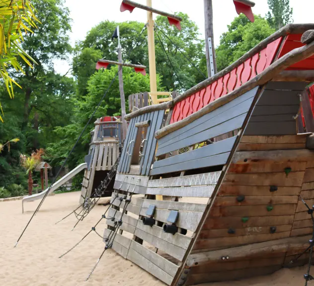 Der Spielplatz mit Entdeckerschiff im Botanischen Garten Rombergpark