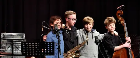 Gruppenbild mit drei jungen Musikern