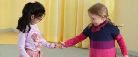 Zwei Kinder halten sich an den Händen