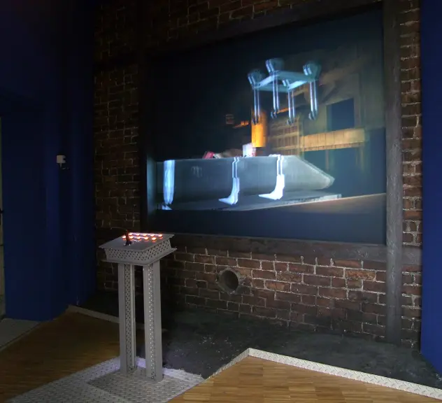Projektor projiziert ein dreidimensionales Stahlwerk an eine Backsteinwand