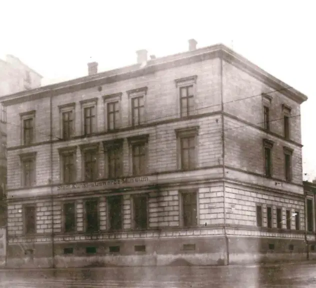 Schwarz-weiß Foto eines alten Steingebäudes