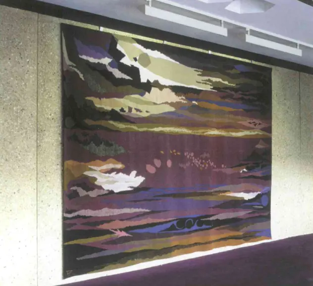 Ein Wandteppich, der eine abstrakte Landschaft in dunklen lilatönen zeigt, hängt an einer Wand