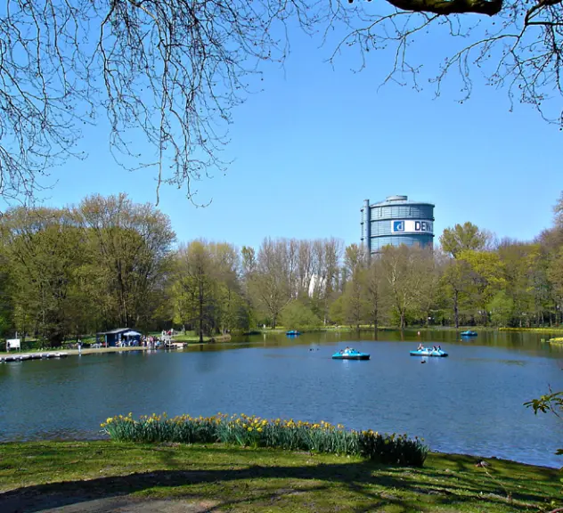 Ein Blick auf den See im Fredenbaumpark in der Stadt Dortmund