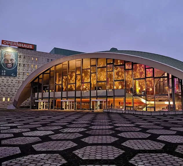Aussenansicht Opernhaus Dortmund in der Dämmerung