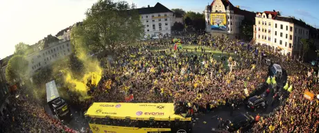  Der BVB-Corso, eine Tradition auf dem Borsigplatz in Dortmund, zeigt die leidenschaftliche Unterstützung der Fans für ihren Verein.