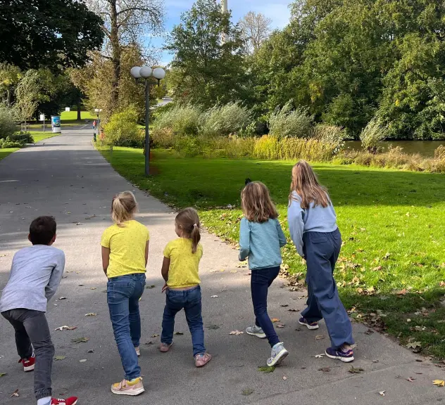 Kinder nehmen an einer Outdoor-Aktivität im Westfalenpark teil, ideal für maßgeschneiderte Kindergeburtstage, umgeben von grüner Natur und Freude