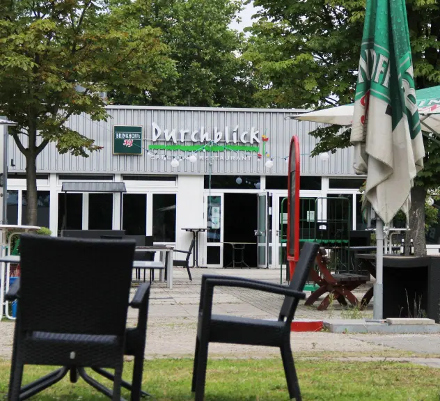 Das Café und Restaurant 'Durchblick' im Westfalenpark Dortmund, mit einladender Terrasse im Grünen