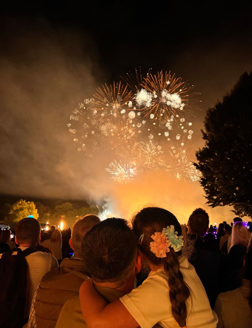 Das Feuerwerk steigt beim Lichterfest vor dem Nachthimmel.