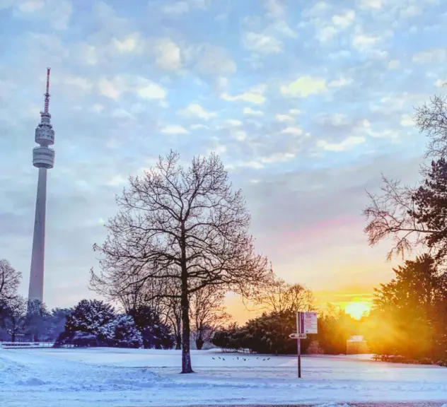 Winterliche Sonnenaufgangsstimmung im Westfalenpark mit Schneebedeckter Landschaft und dem Dortmunder Fernsehturm im Hintergrund
