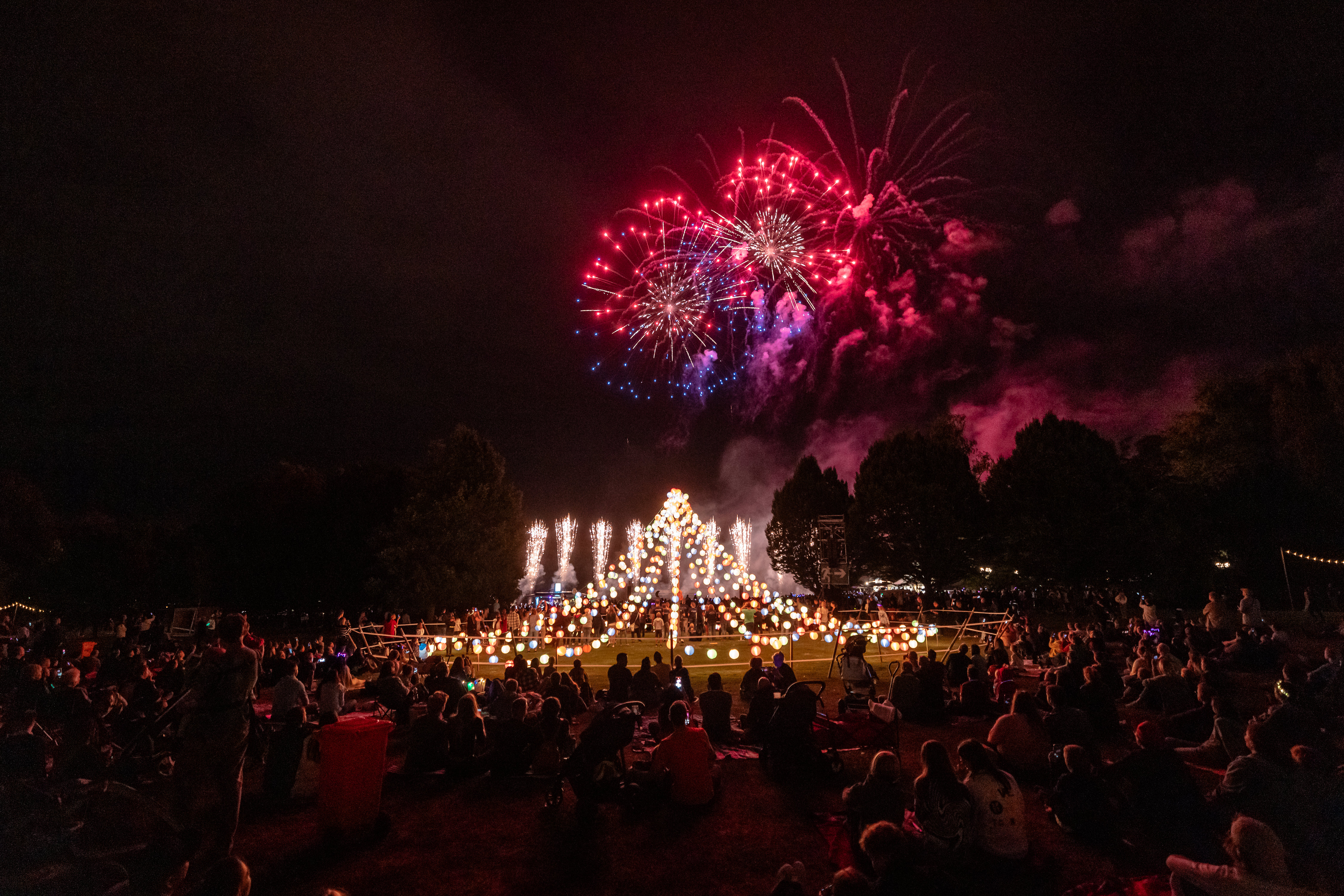 Großes Feuerwerk zum Lichterfest im Westfalenpark Dortmund mit vielen Zuschauer*innen