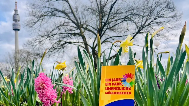 Frühlingsblüte im Westfalenpark mit einer Vielfalt an Blumen und dem Dortmunder Fernsehturm im Hintergrund, unter dem Motto: Ein Jahr, ein Park, unendliche Möglichkeiten