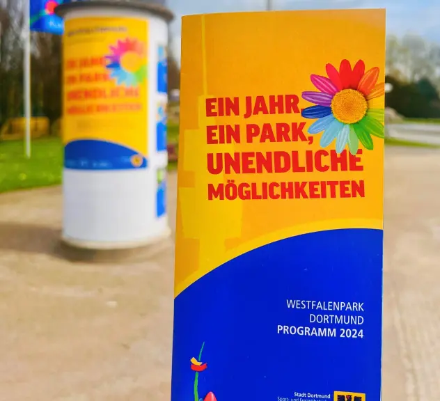 Nahaufnahme des Programmhefts für den Westfalenpark Dortmund 2024 mit dem Titel 'Ein Jahr, ein Park, unendliche Möglichkeiten', symbolisch für die Vielfalt und das umfangreiche Angebot des Parks