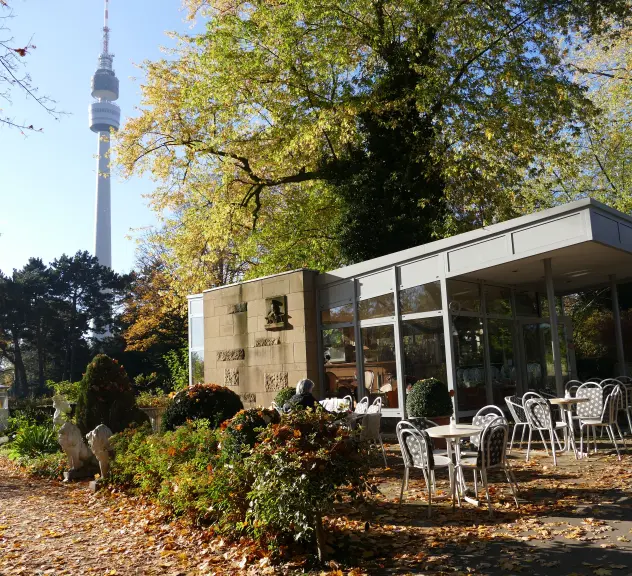 Das Café Viva im Westfalenpark Dortmund mit Blick auf den Florianturm, eingebettet in herbstliche Natur
